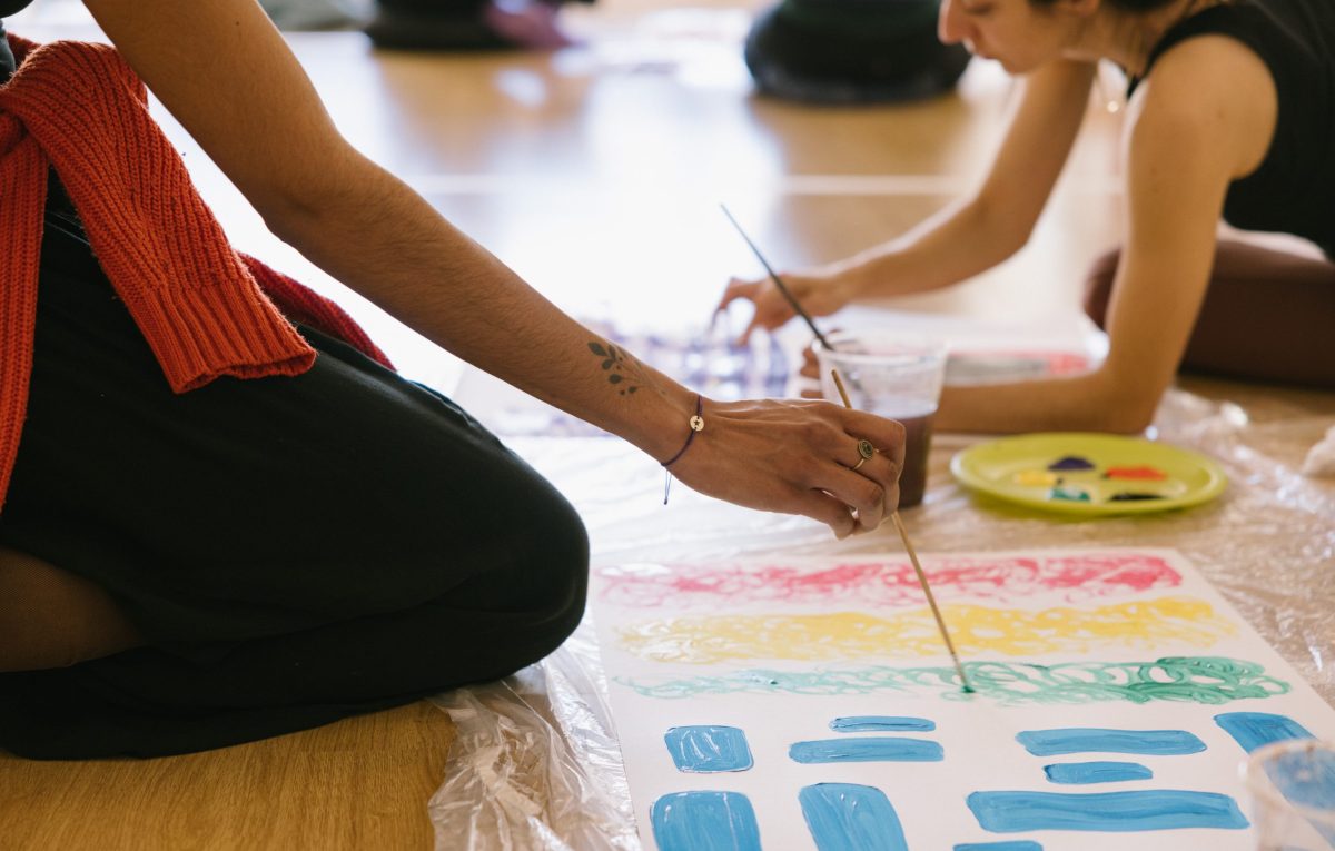 Sesiones abiertas y gratuitas de Arteterapia Gestalt 1 Manos de alumnas de la formación de máster en arteterapia gestalt, pintando sus polaridades.