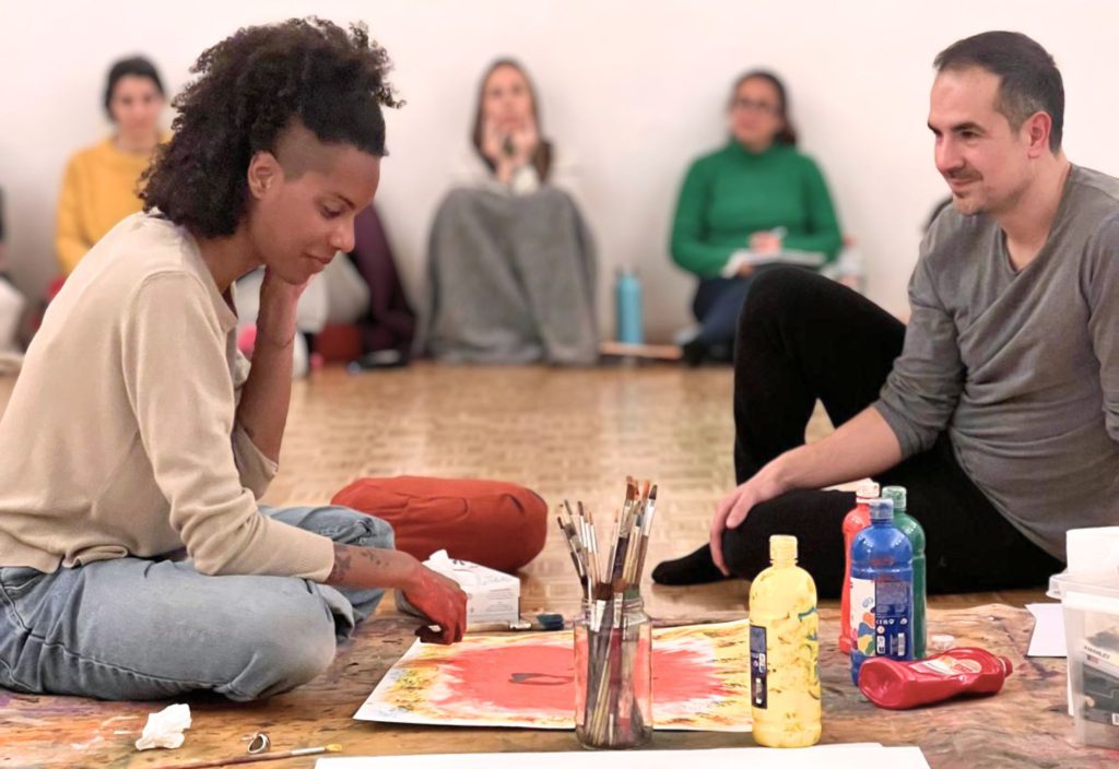 La diferencia entre hacer arte y hacer arteterapia en Escuela Hephaisto