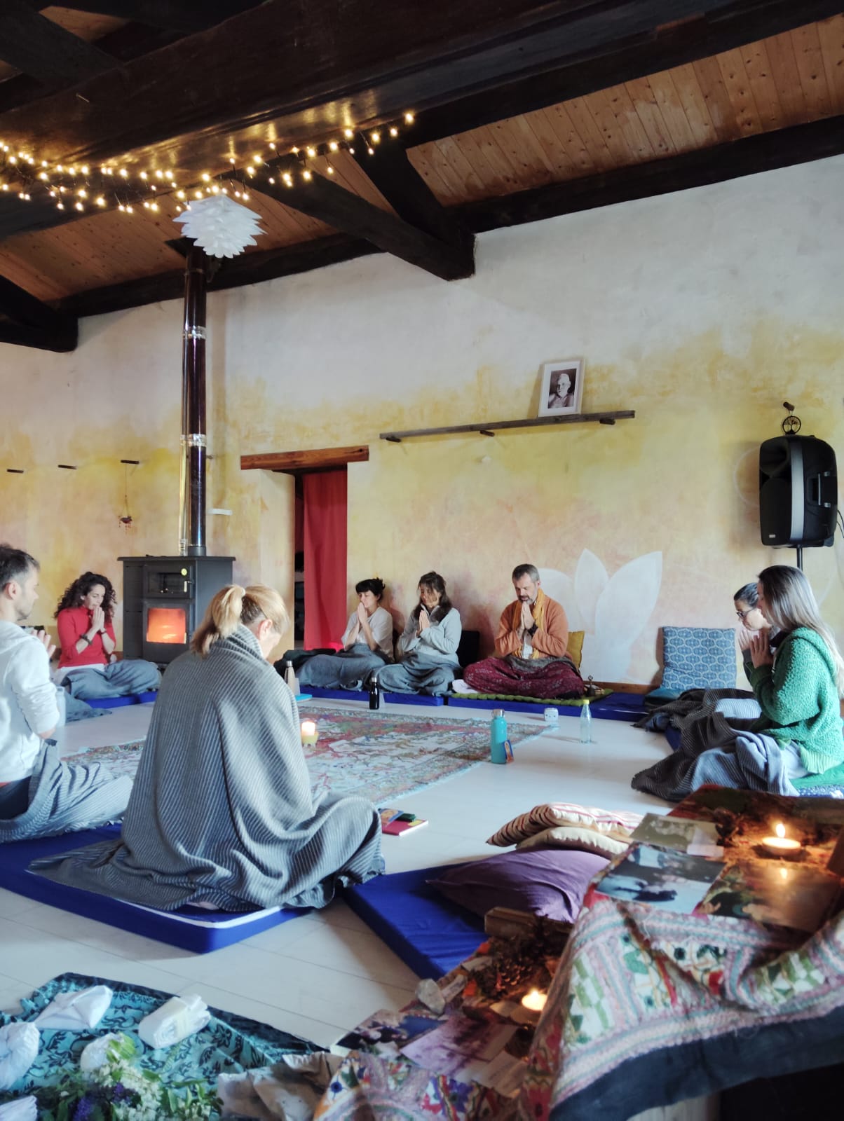 Participantes de un retiro de meditación sentados en cojines