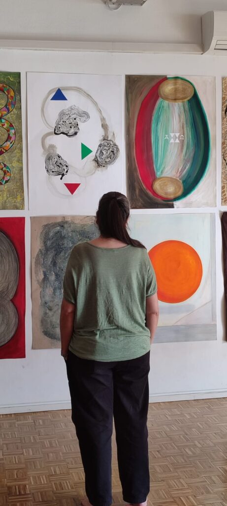 Participante en una sesión de meditación bajo vidrieras